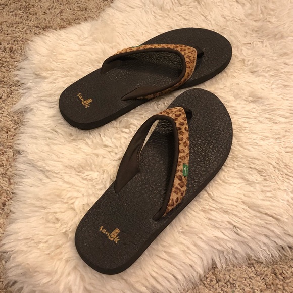 sanuk cheetah flip flops